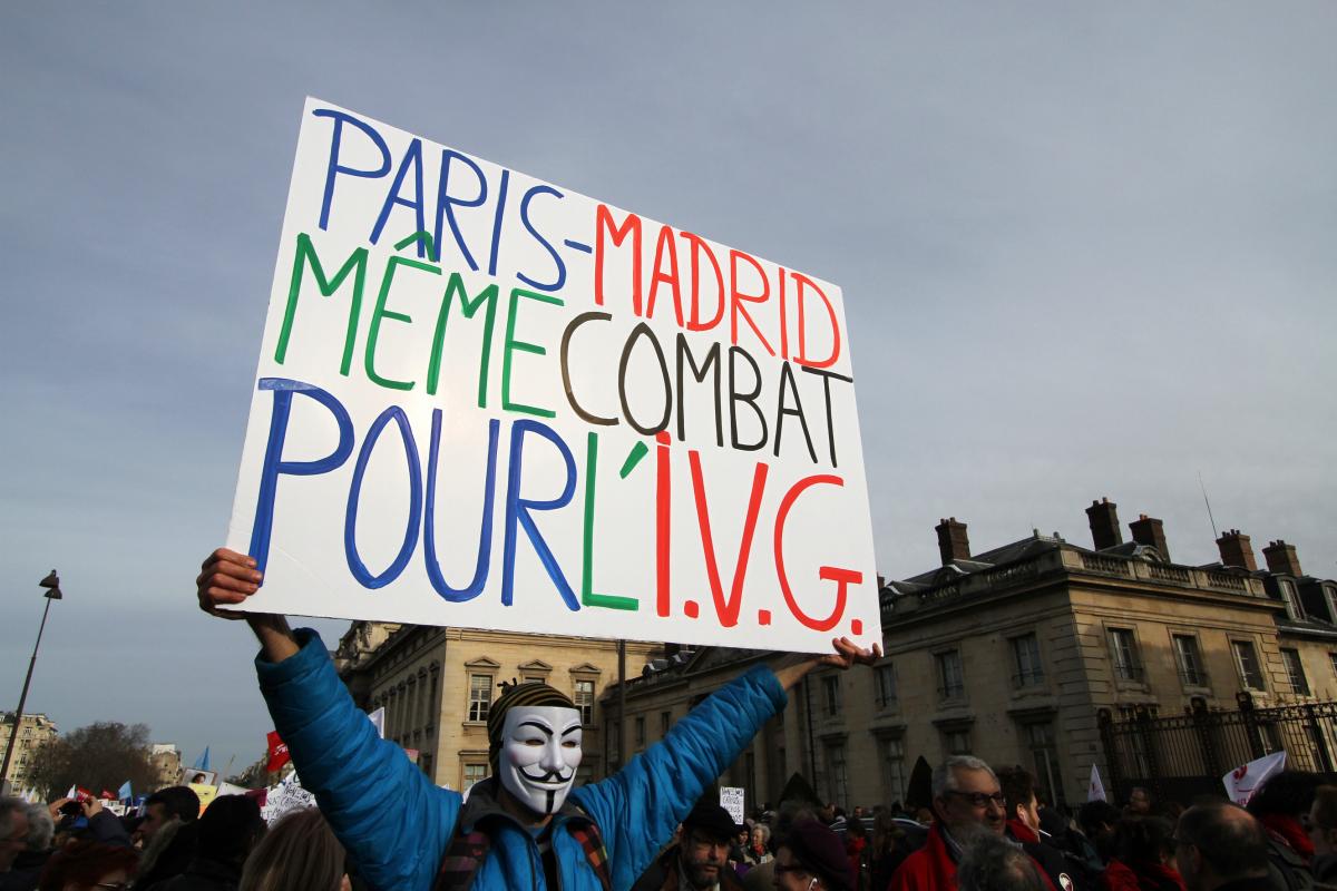Pancarte Paris Madrid mêeme combat pour l'IVG