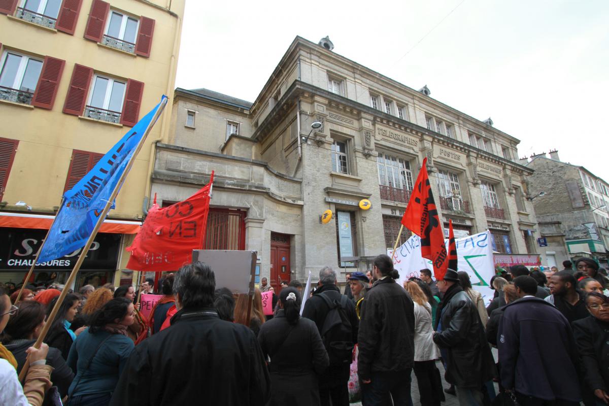 Rassemblement devant l'Inspection Académique