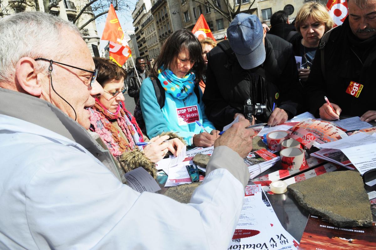 Austérité urgences fermées patient décédé Hôtel Dieu signatures de pétitions
