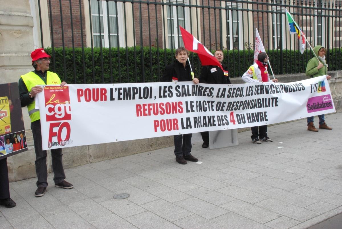 banderole intersyndicale pour l'emploi les salaires , la sécu, les service spublics refusons le pacte de responsabilité pour la relaxe des 4 du Havre devant la sous prefecture