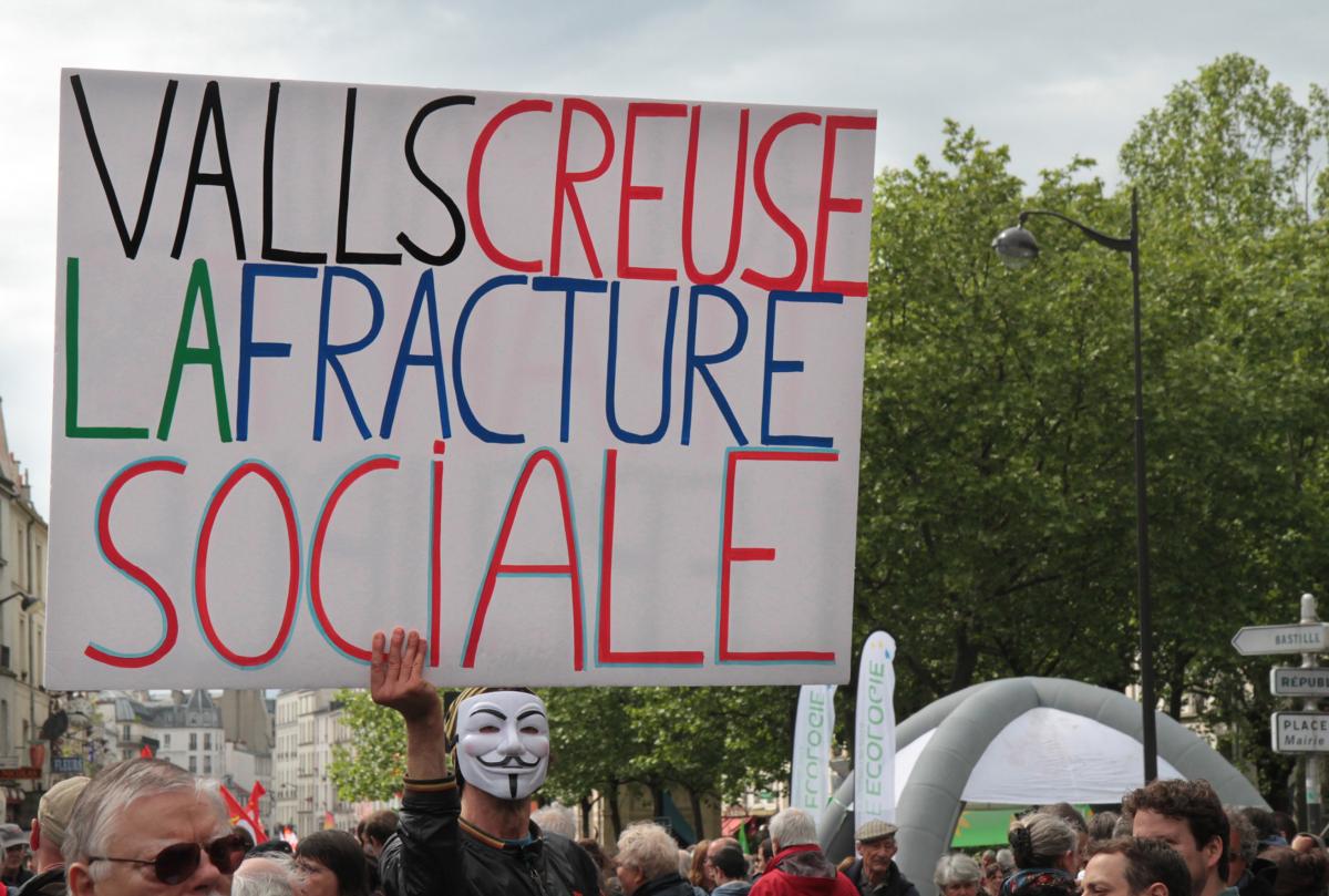 Pancarte Valls creuse la fracture sociale