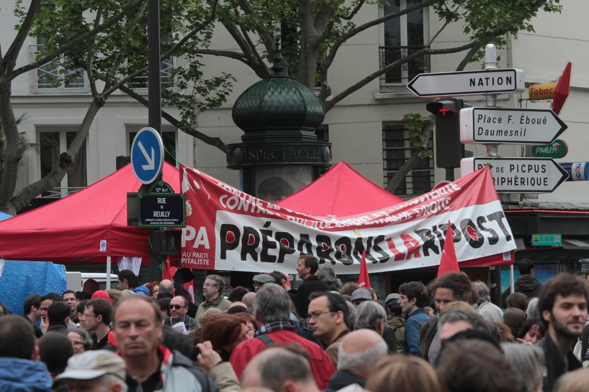 Point fixe du NPA avec banderole Préparons la riposte