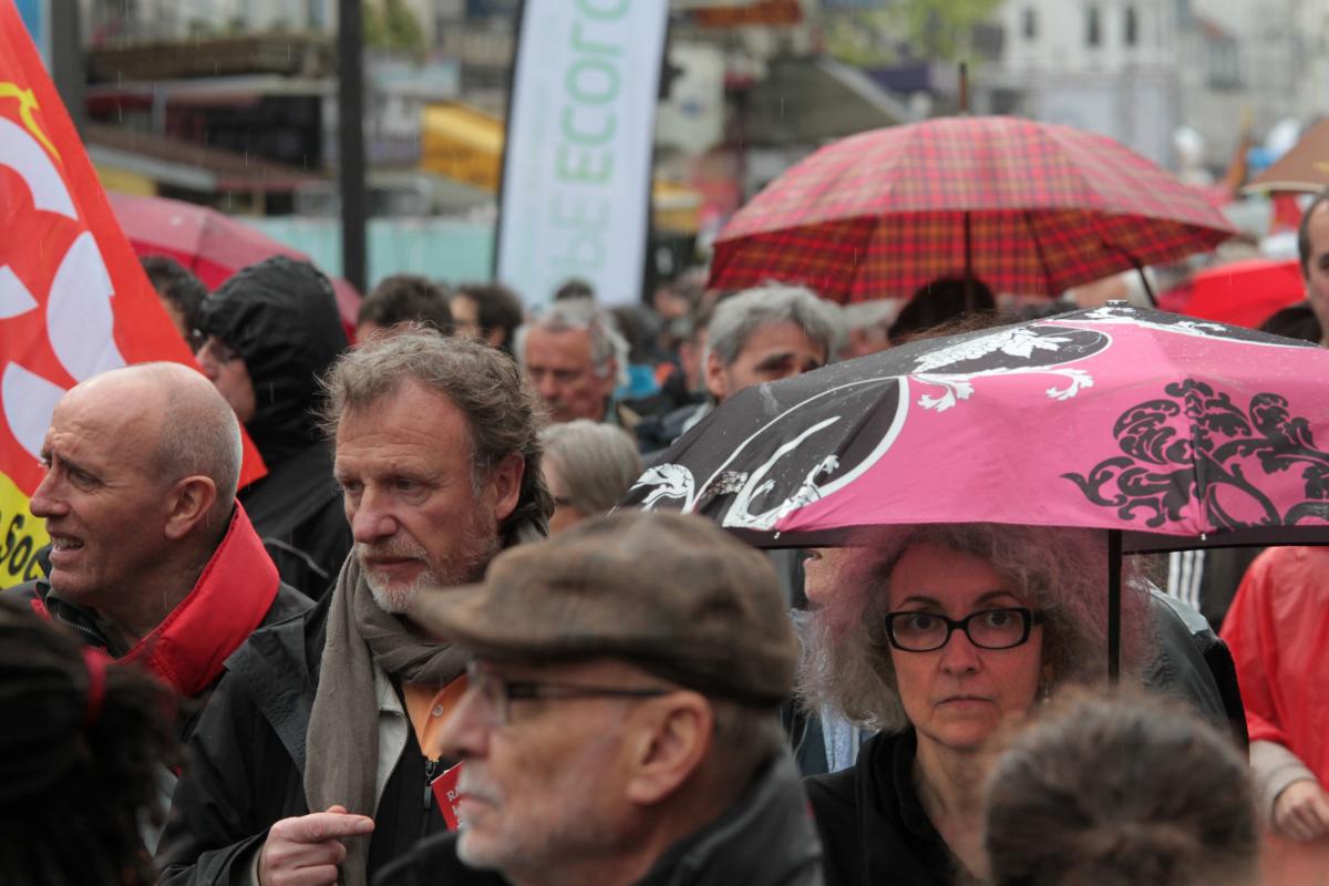 La manifestation sous la pluie