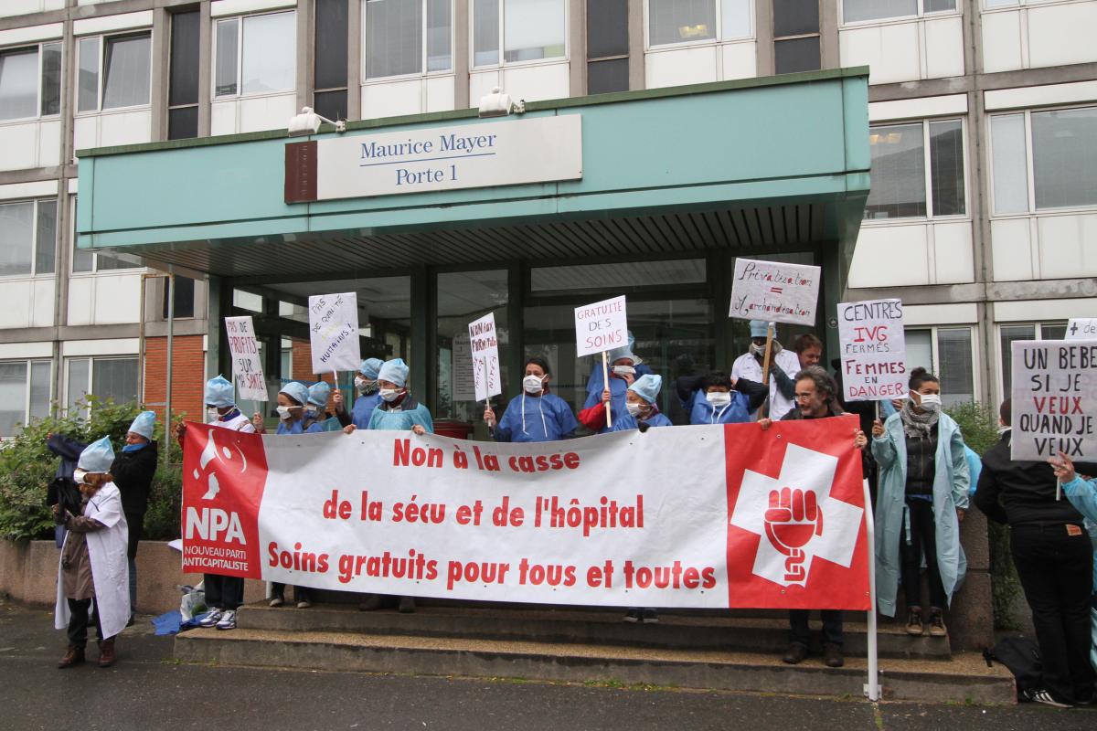 Devant l'entrée de l'ancienne maternité banderole du NPA Non à la casse de la sécu et de l'hôpital