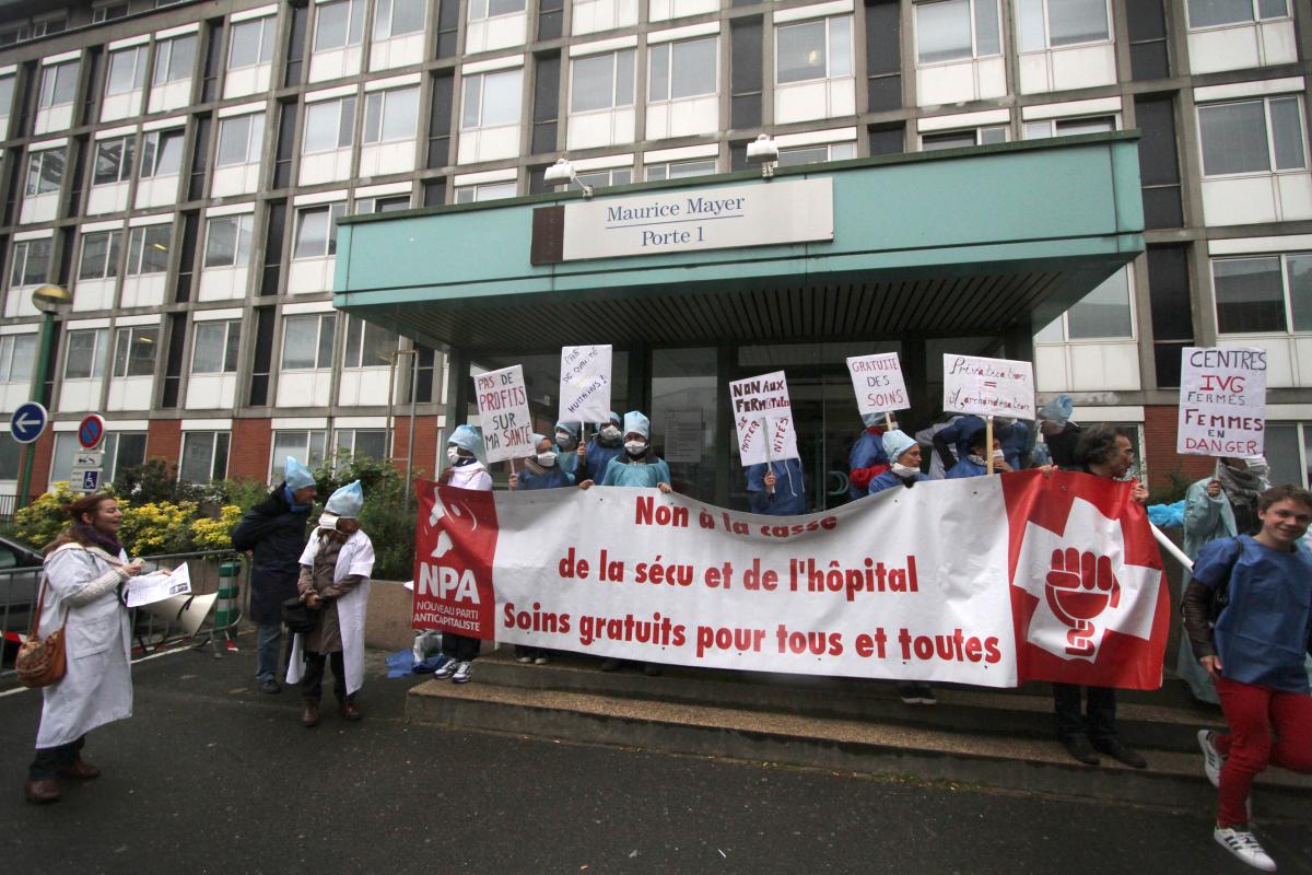Devant l'entrée de l'ancienne maternité banderole du NPA Non à la casse de la sécu et de l'hôpital