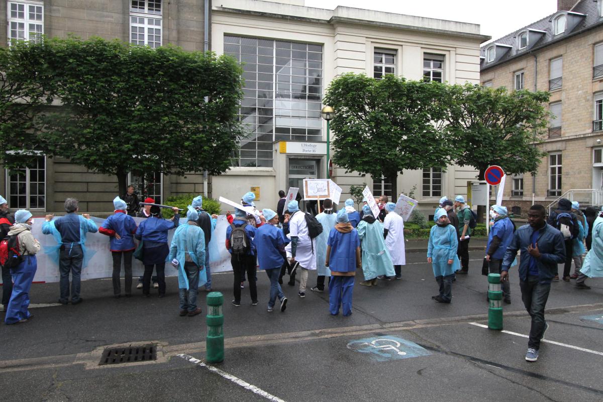 Manifestation dans l'hôpital Saint-Antoine, devant les bureaux de la direction
