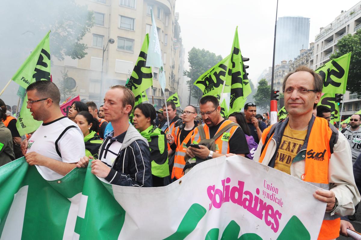 Syndicalistes Sud Rail en grève