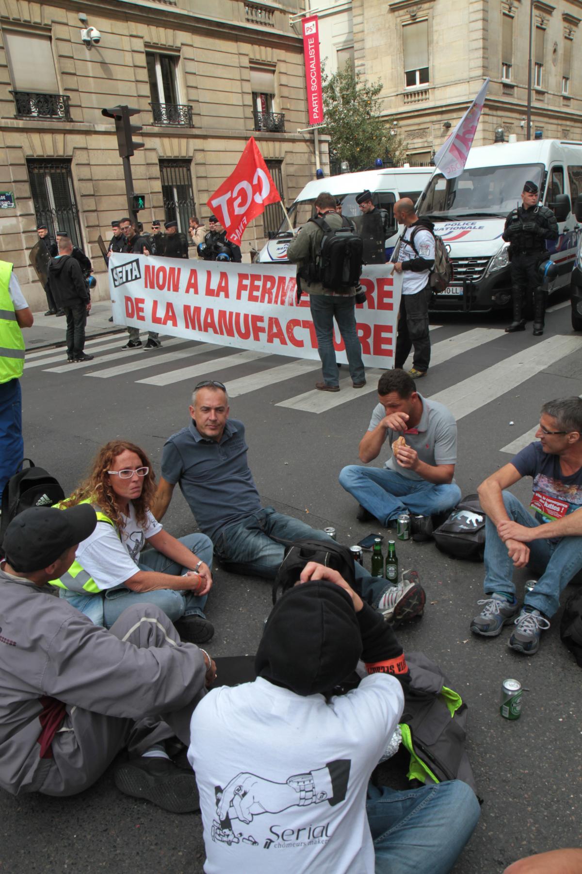 La manifestation s'arrête devant le siège du PS protégé par la police
