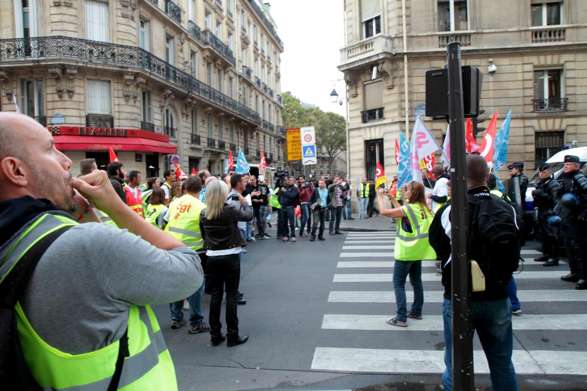 La manifestation s'arrête devant le siège du PS protégé par la police