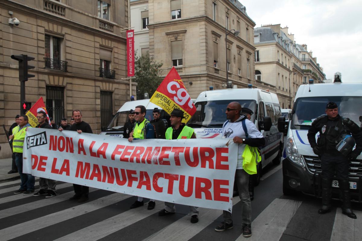 La manifestation s'arrête devant le siège du PS protégé par la police