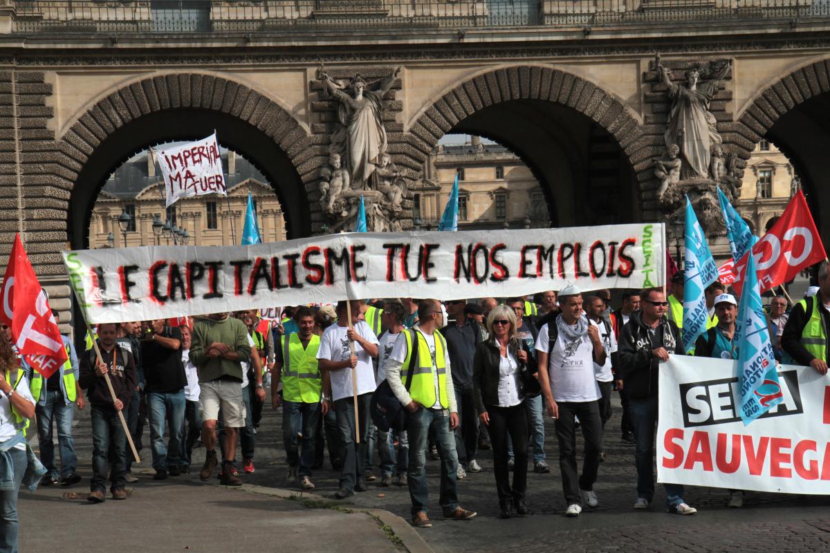 Banderole Le capitalisme tue nos emplois