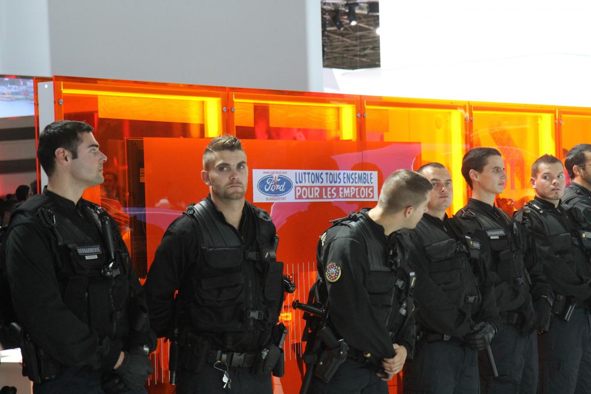 La police intervient sur le stand de Ford pour bloquer les manifestants
