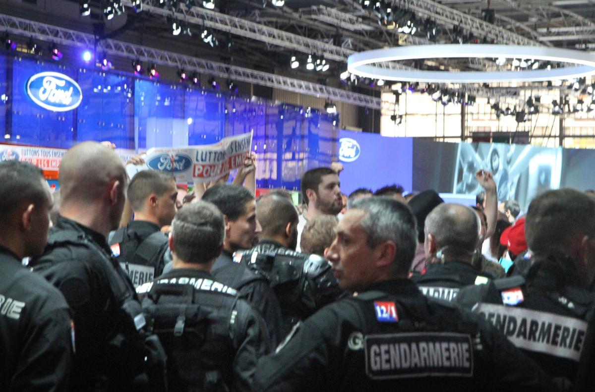La police intervient sur le stand de Ford pour bloquer les manifestants