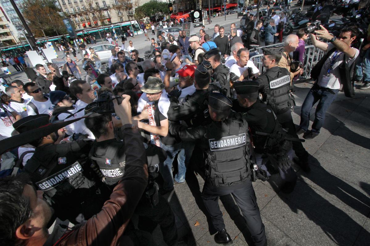 Bousculades et lacrymos à l'entrée du Mondial