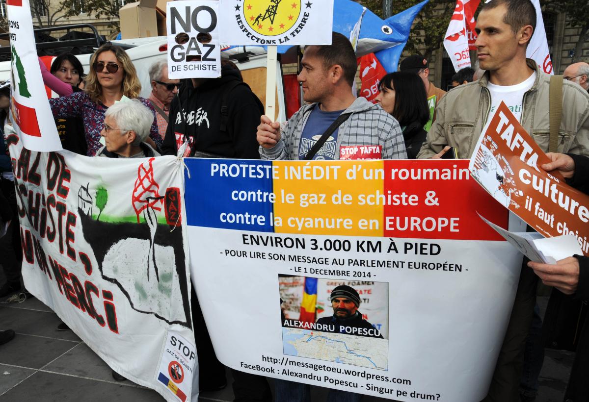 Banderole de soutien au Roumain Alexandrou Popescou contre le gaz de schiste. messagetoeu.wordpress.com