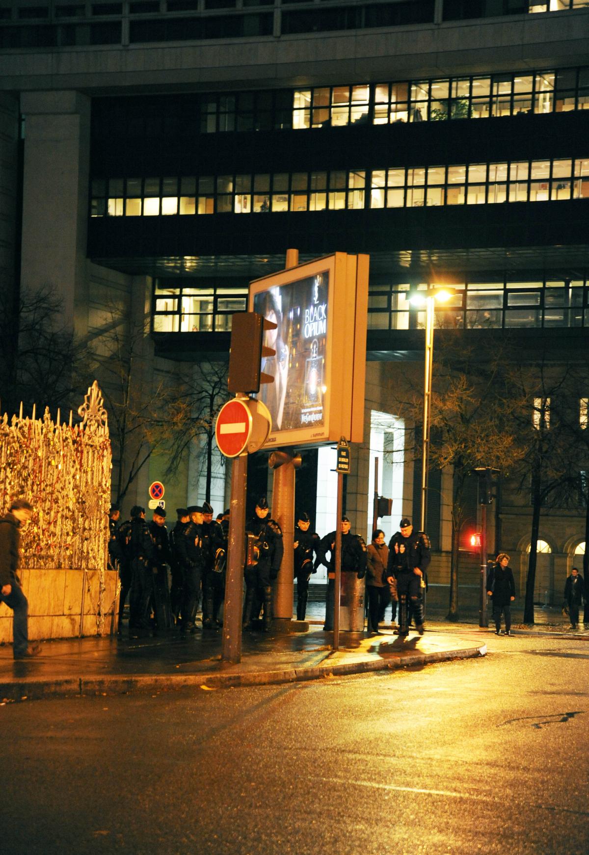 Devant le ministère de léconomie Paris Bercy