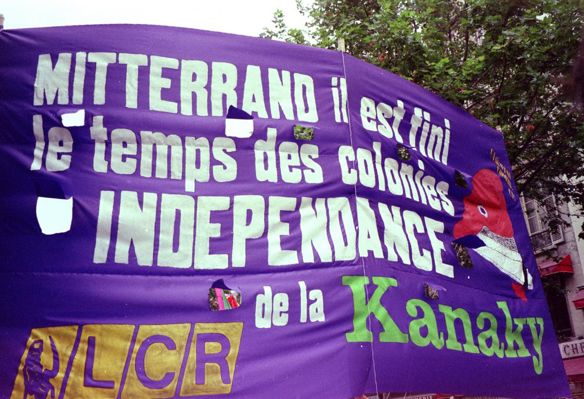 Bandrole de la LCR Mitterand il est fini le temps des colonies Indépendance de la Kanaky