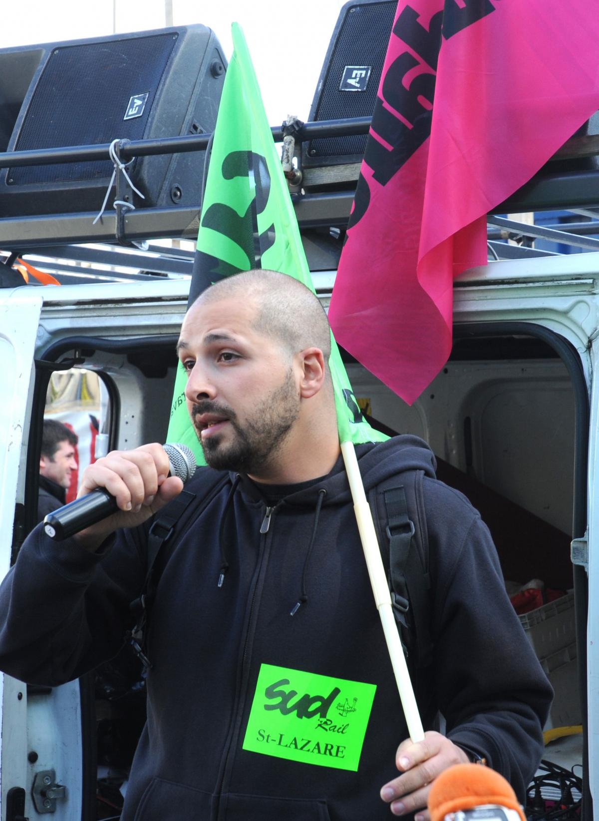 Syndicaliste de SUD Rail St Lazare au rassemblement devant le Ministère des finances pour demander la réintégration de Yann Le Merrer