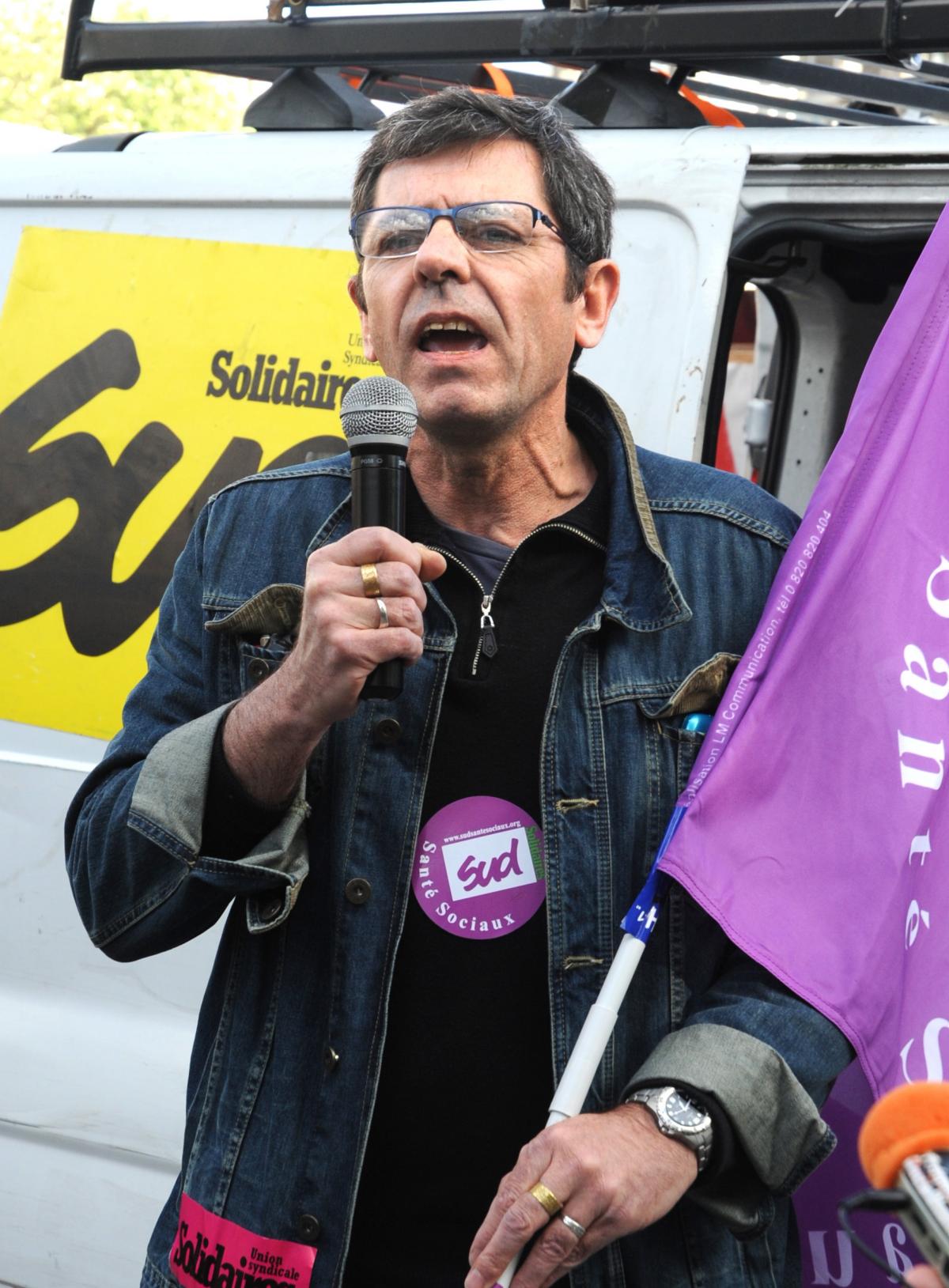 Syndicaliste de SUD Santé au rassemblement devant le Ministère des finances pour demander la réintégration de Yann Le Merrer