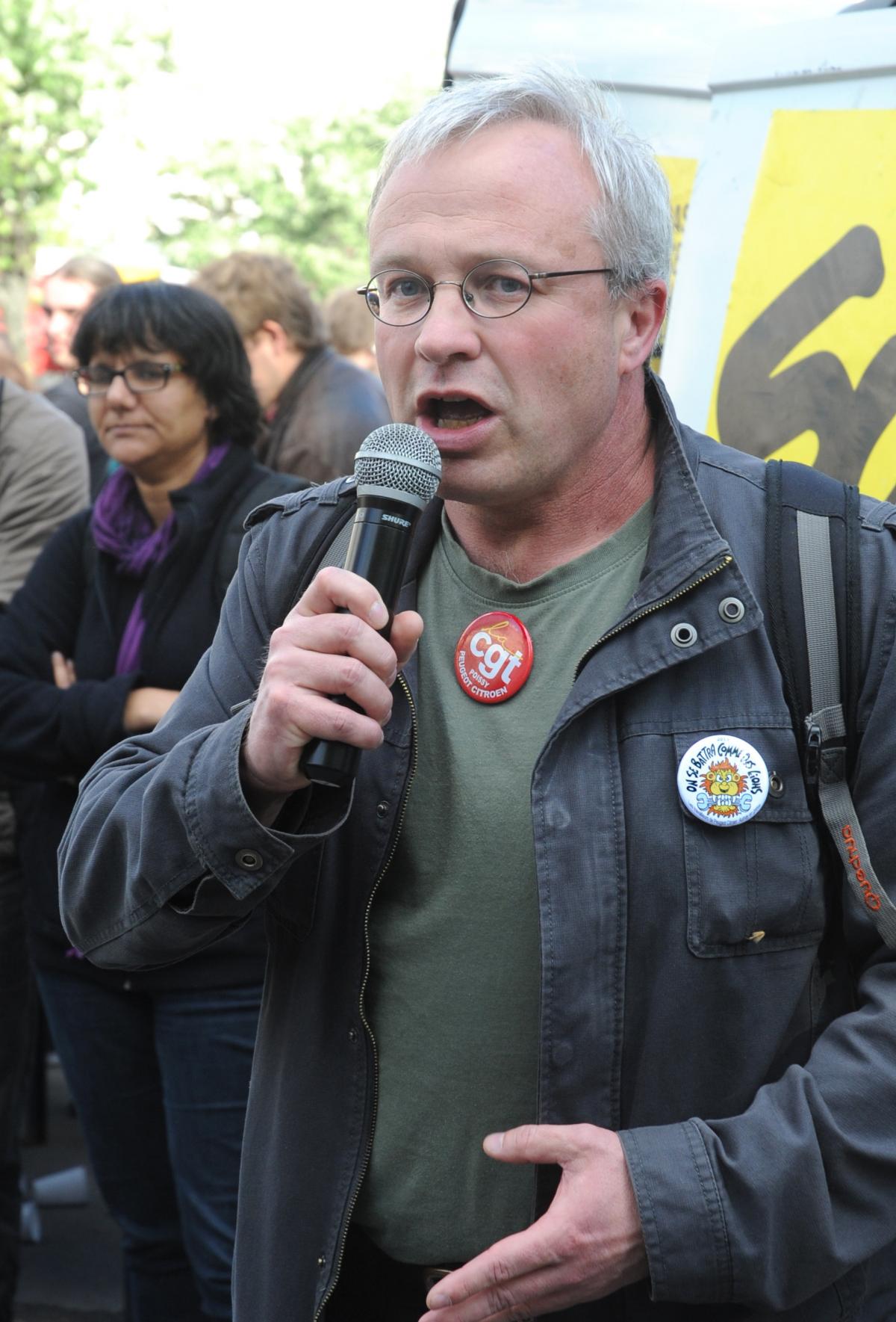 Jean-Pierre Mercier syndicaliste Cgt à PSA Lutte ouvrière au rassemblement devant le Ministère des finances pour demander la réintégration de Yann Le Merrer