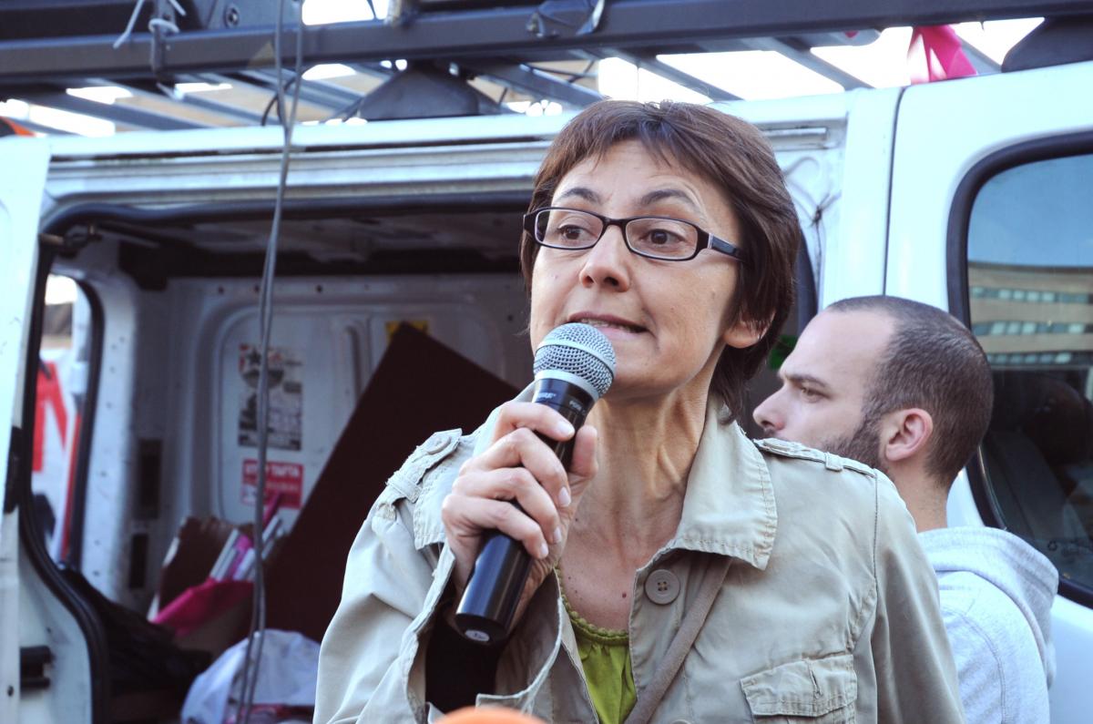 Nathalie Arthaud porte-parole de Lutte ouvrière au rassemblement devant le Ministère des finances pour demander la réintégration de Yann Le Merrer
