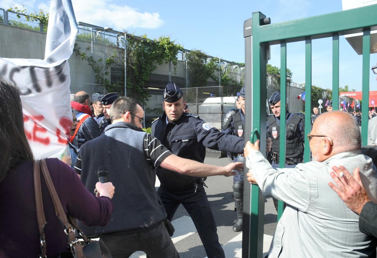 Les CRS séparent les manifestants l'ors de l'inauguration du CHSF Centre Hospitalier Sud Francilien de Corbeil par Marisol TOURAINE Ministre des Affaires sociales