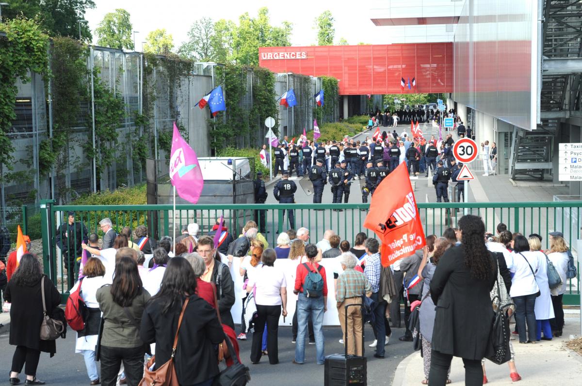Les CRS séparent les manifestants l'ors de l'inauguration du CHSF Centre Hospitalier Sud Francilien de Corbeil par Marisol TOURAINE Ministre des Affaires sociales