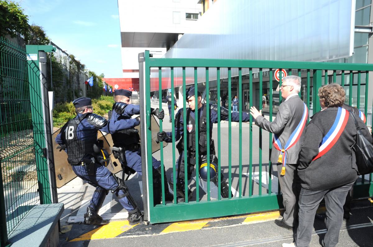 Les CRS séparent les manifestants l'ors de l'inauguration du CHSF Centre Hospitalier Sud Francilien de Corbeil par Marisol TOURAINE Ministre des Affaires sociales