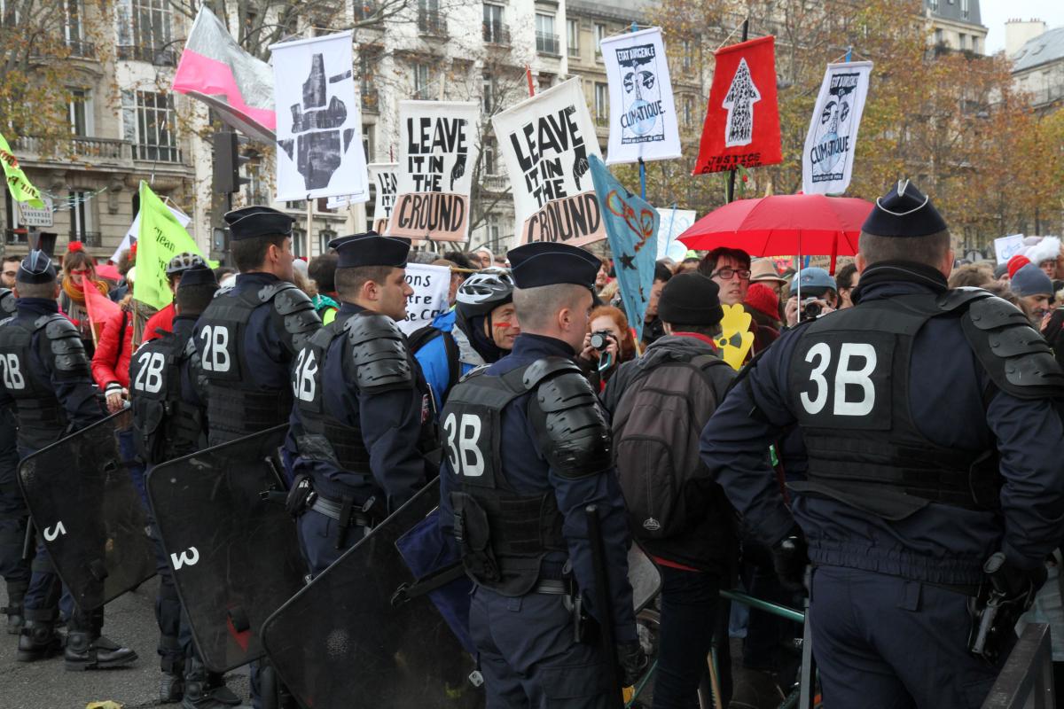 La police Porte Maillot canalise les manifestants
