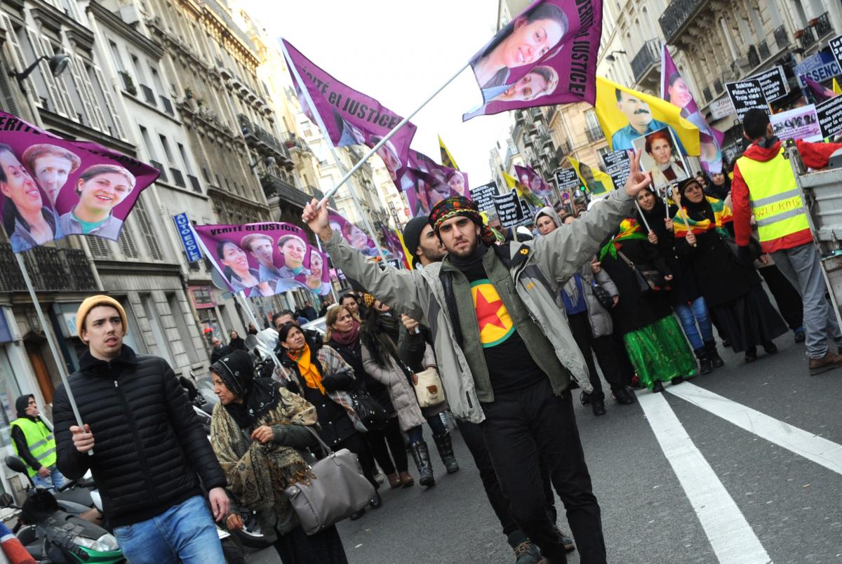 Militant Kurde Vérité et justice pour Sakine, Rojbîn et Leyla, militantes kurdes assassinées à Paris en 2013