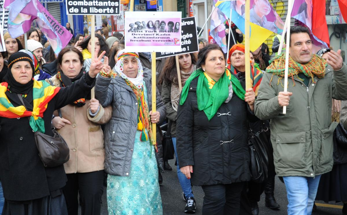 Militantes Kurde Vérité et justice pour Sakine, Rojbîn et Leyla, militantes kurdes assassinées à Paris en 2013