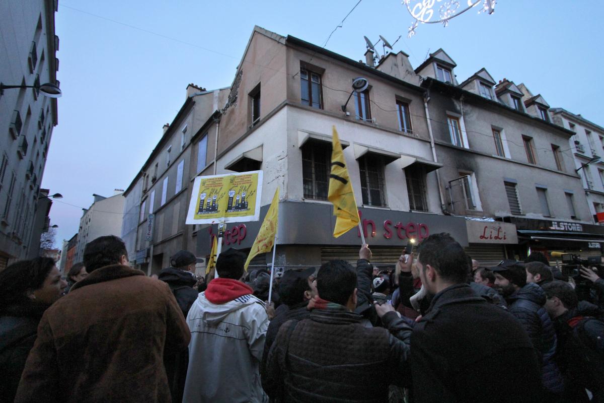 Rassemblement au pied de l'immeuble
