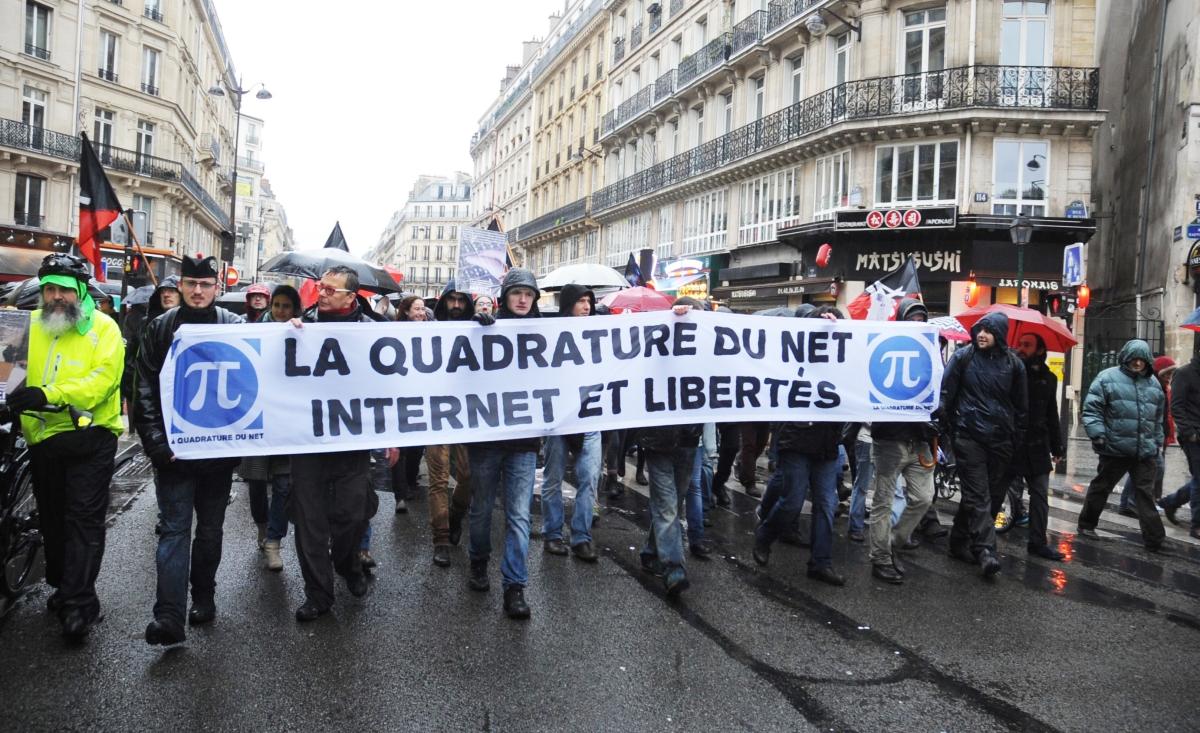 Banderole La Quadrature du Net association de défense des droits et libertés des citoyens sur Internet manifestation unitaire contre l'état d'urgence.