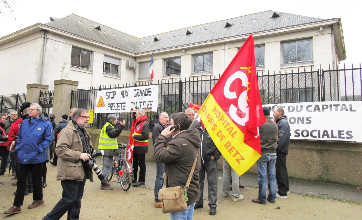NDDL les paysans du Copain appelaient à occuper les sous-préfectures Cgt et Fo ont fait leur discours sous la banderole NDDL jonction avec la manif contre les condamnations de 8 de GoodYear