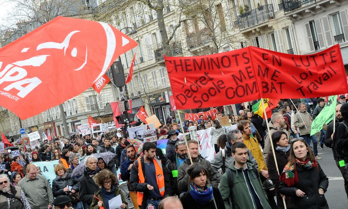Drapeau du Npa et Banderole de Cheminots en lutte