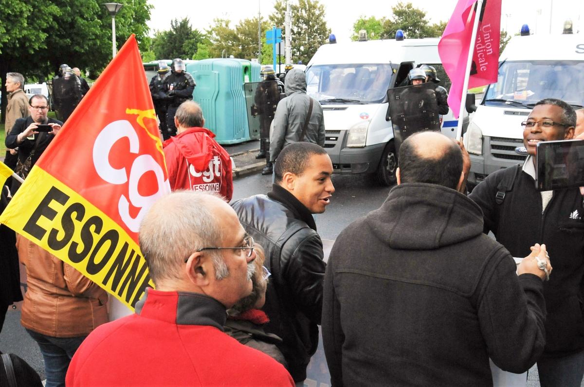 Blocage de la manifestation à Evry par les forces de l'ordre