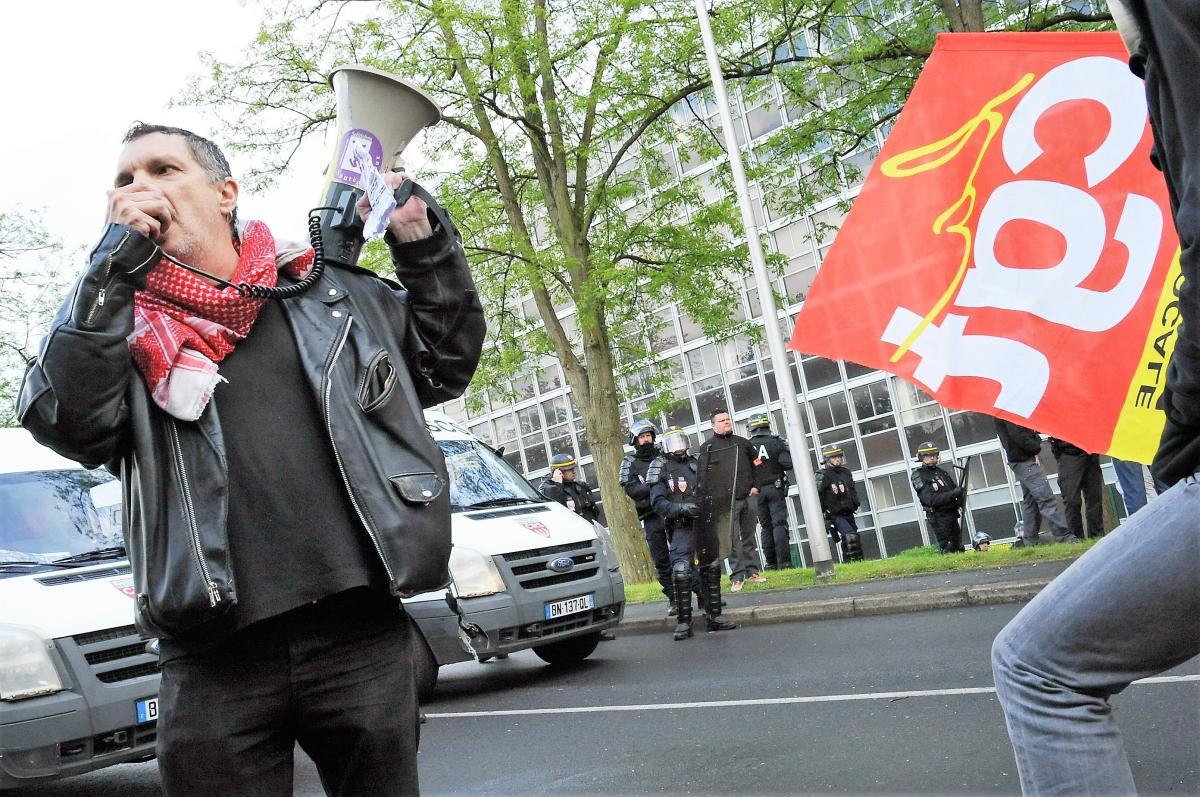 Blocage de la manifestation à Evry par les forces de l'ordre