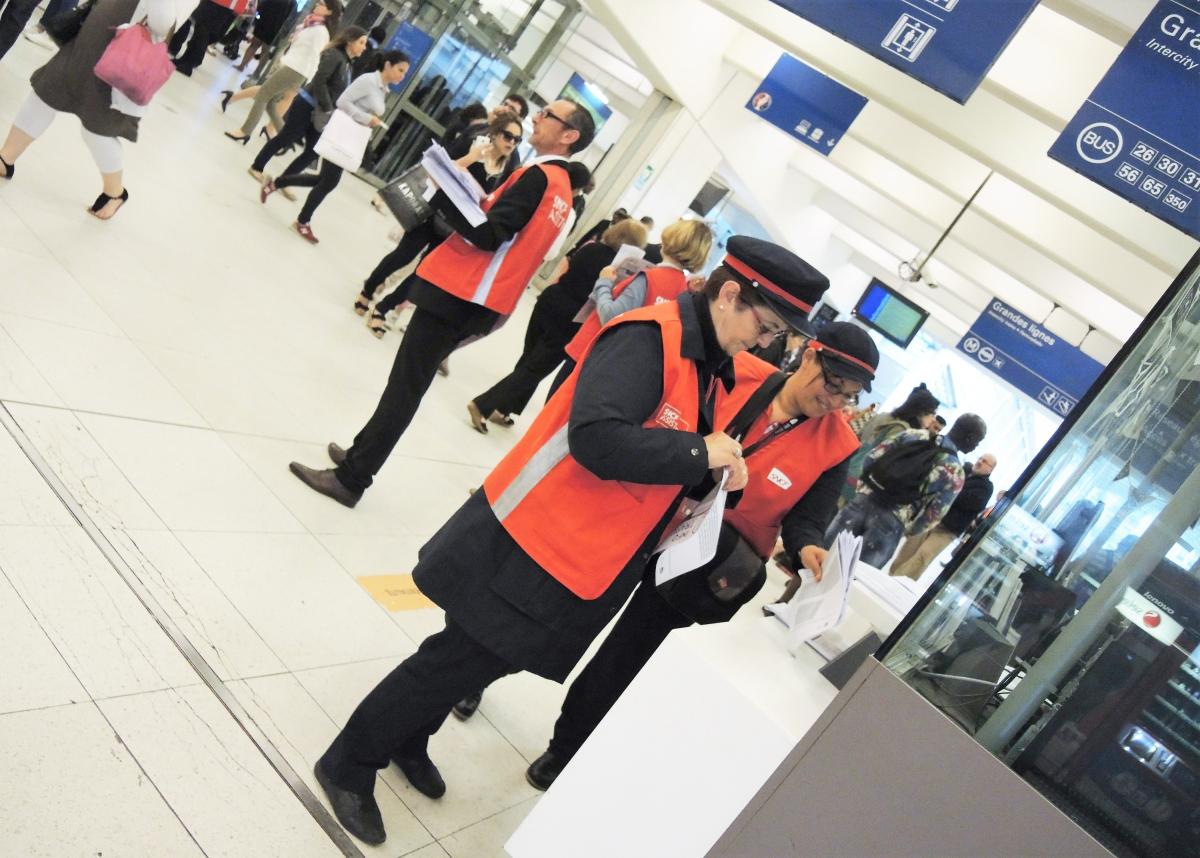 Distribution des feuilles d'horaires Gare du Nord première gare d'Europe en trafic et la seconde au monde pour sa capacité voyageurs