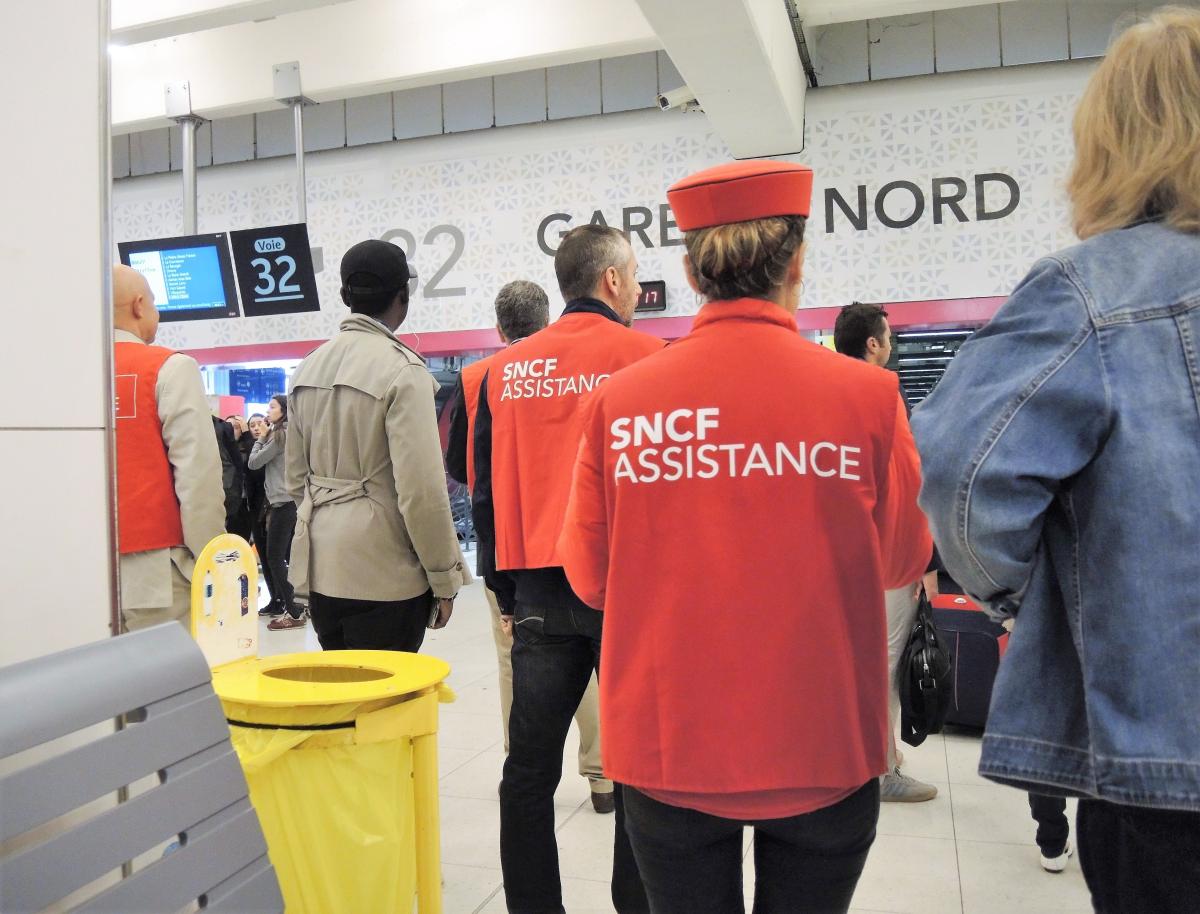 Distribution des feuilles d'horaires Gare du Nord première gare d'Europe en trafic et la seconde au monde pour sa capacité voyageurs