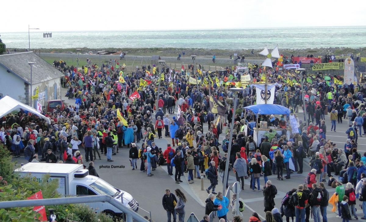 Rassemblement sur le port de Diélette (Flamanville)