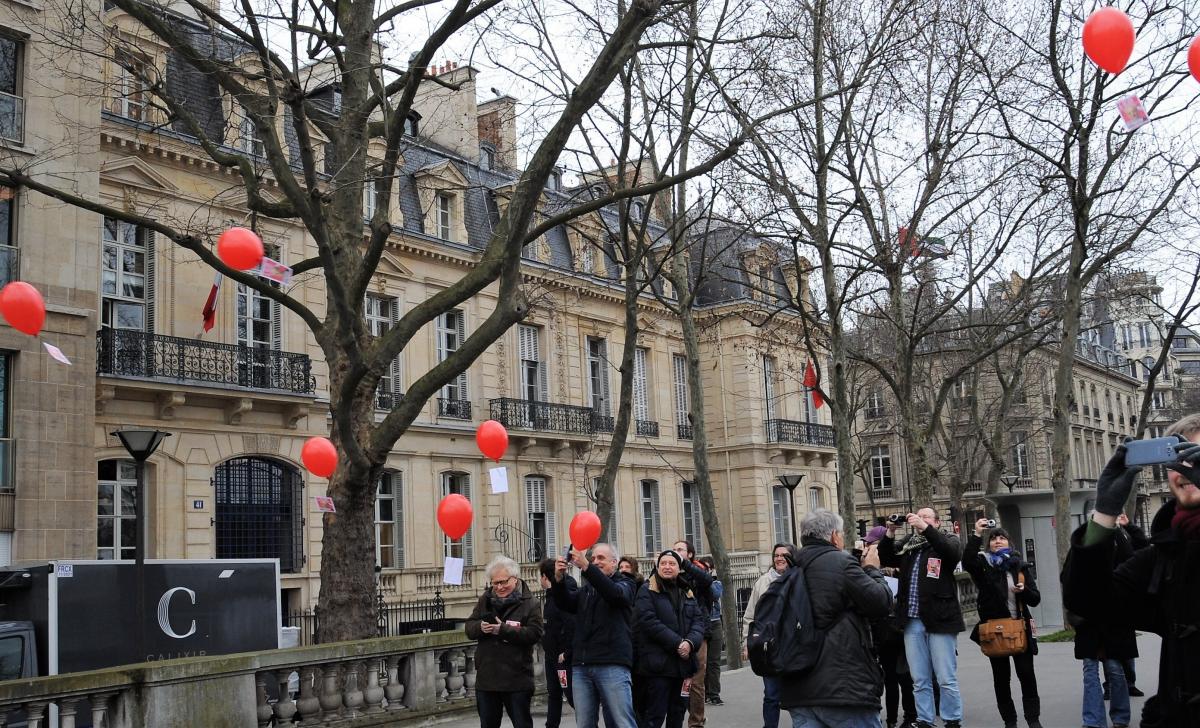 Ballons auquel sont attachés figurine et message de P Poutou autant de ballons que de parrainages à obtenir