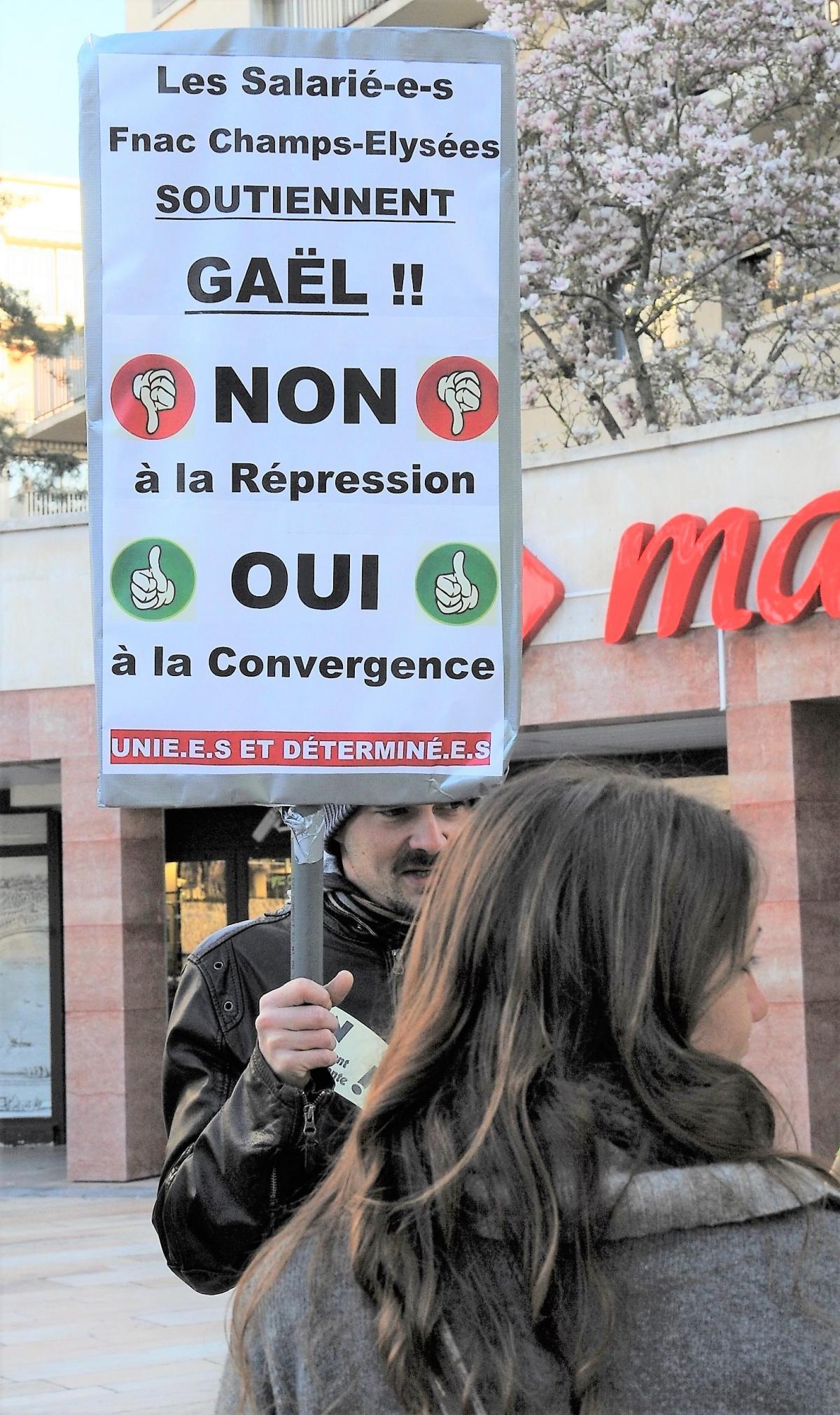 Les salariés Fnac champs élysées soutiennent Gaël