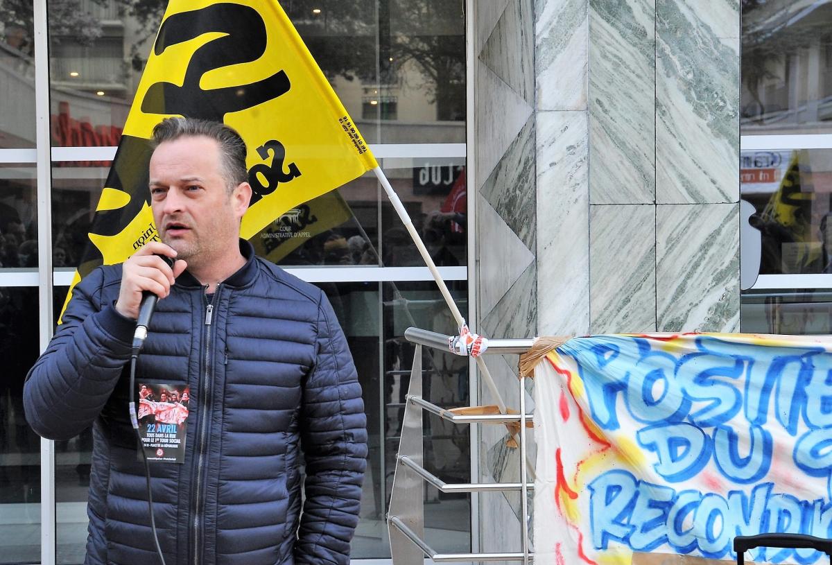 Mickaël Wamen ex ouvrier Cgt Goodyear devant la cour Administrative dAppel de Versailles en soutien à Gaël Quirante Sud poste 92