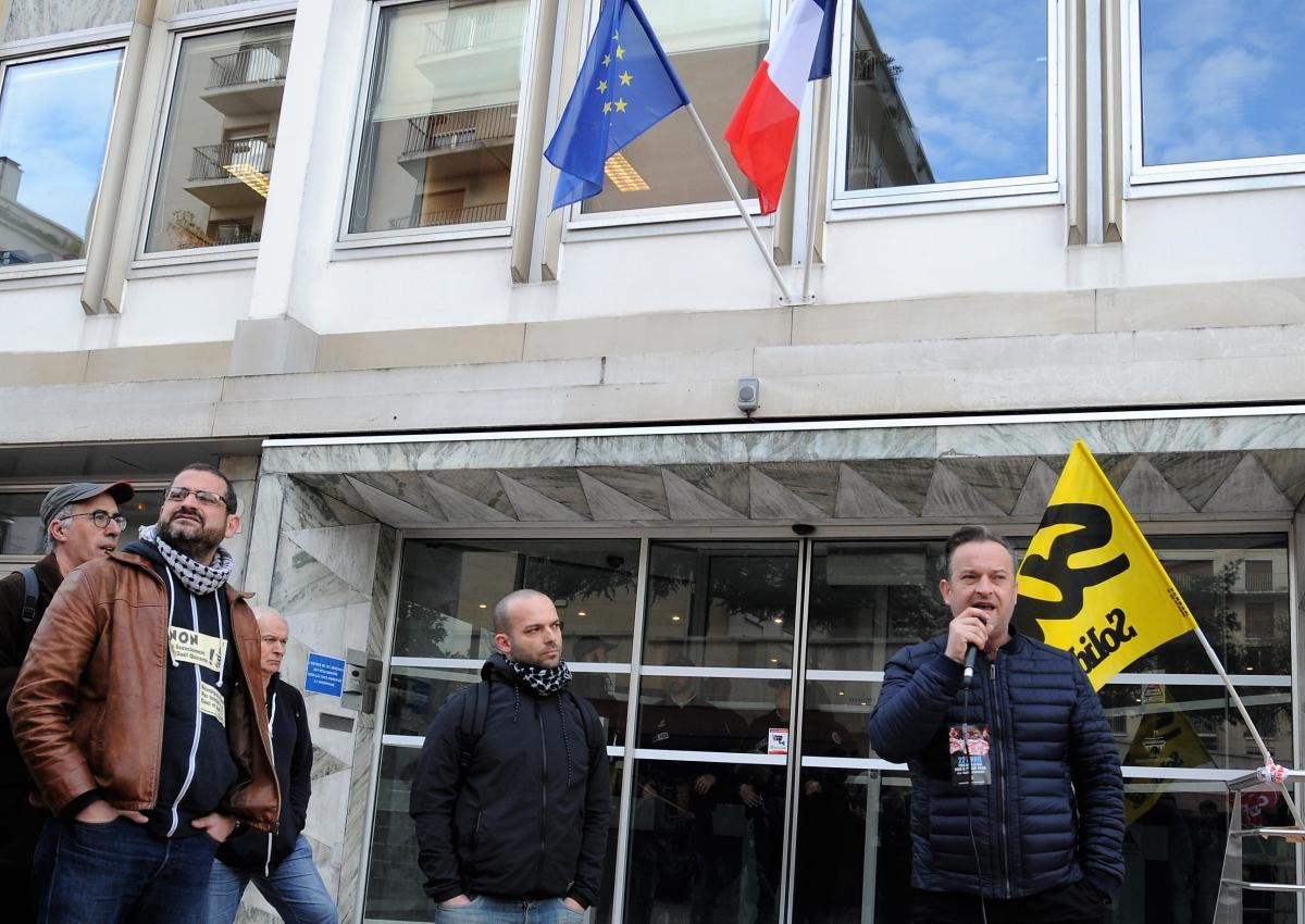 Mickaël Wamen ex ouvrier Cgt Goodyear devant la cour Administrative dAppel de Versailles en soutien à Gaël Quirante Sud poste 92