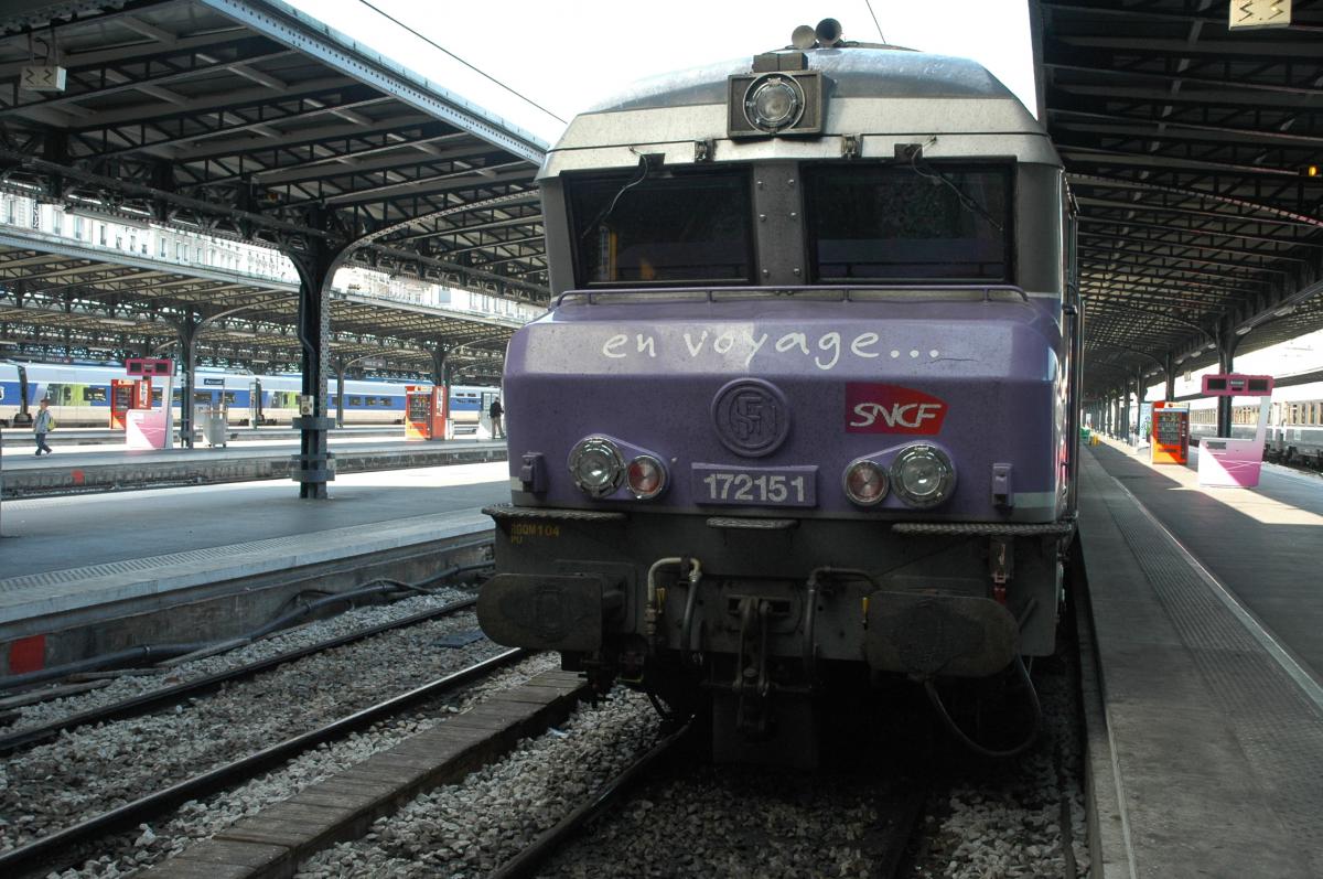 Train locomotrice Sncf gare de l'Est Paris