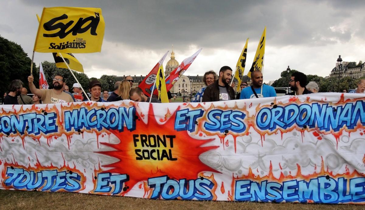 Banderole du Front social contre Macron et ses ordonnances toutes et tous ensemble