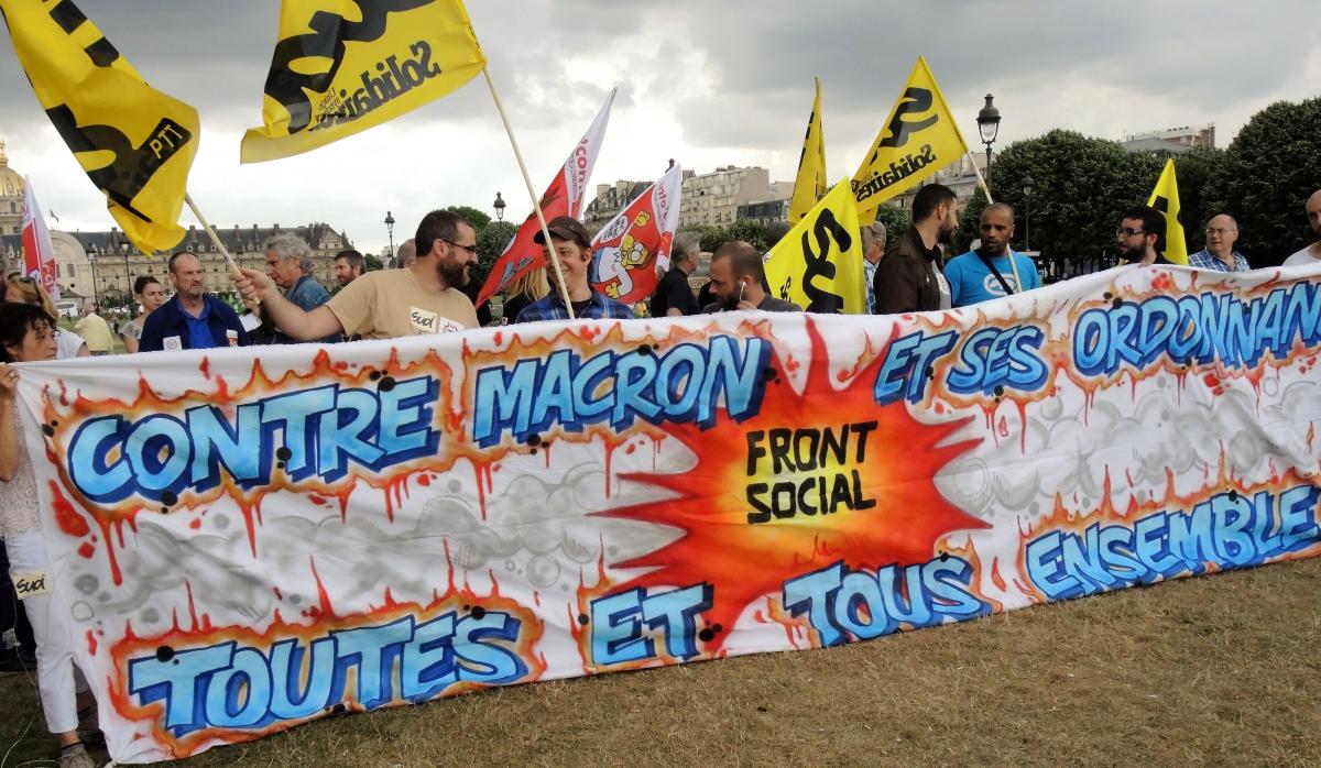 Banderole du Front social contre Macron et ses ordonnances toutes et tous ensemble