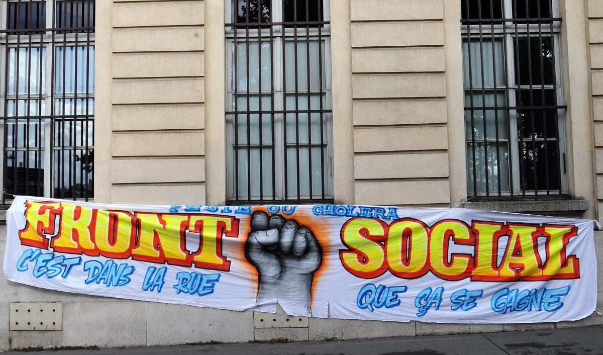 Banderole du Front Social Ministère du Travail rue de Varenne Paris