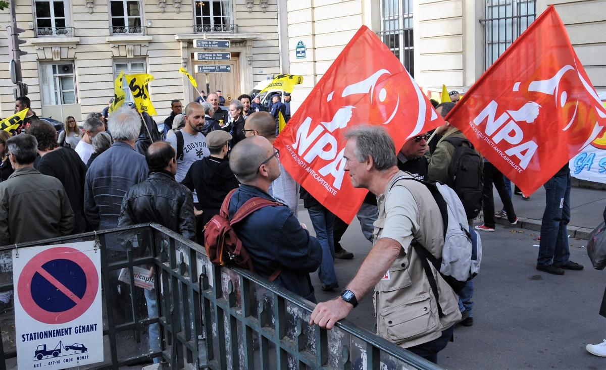 Drapeaux Npa au rassemblement de soutien à Gaël Quirante Ministère du Travail rue de Varenne Paris