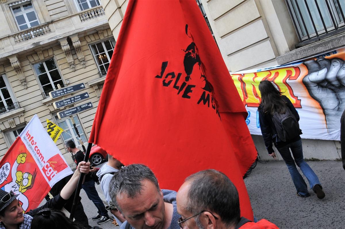 Drapeaux compagnie Jolie Môme au rassemblement de soutien à Gaël Quirante Ministère du Travail rue de Varenne Paris